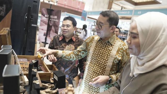 Menteri Kebudayaan Fadli Zon saat mengunjungi Incraft 2025.