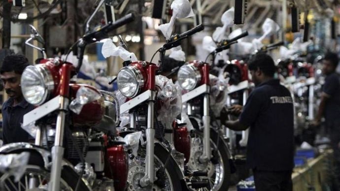 Pekerja sedang merakit sepeda motor Royal Enfield di pabriknya di Chennai, India, 6 April 2012. (Foto: Reuters)