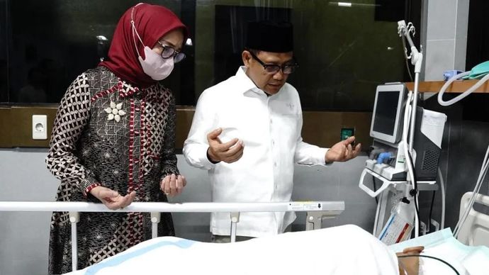 Menteri Koordinator Bidang Pemberdayaan Masyarakat Abdul Muhaimin Iskandar (tengah) saat mengunjungi salah satu korban ambruknya bangunan Pondok Pesantren Al Khoziny Sidoarjo, di salah satu rumah sakit di Sidoarjo, Jawa Timur, Kamis 2 Oktober 2025. (ANTARA/HO-Kemenko PM)