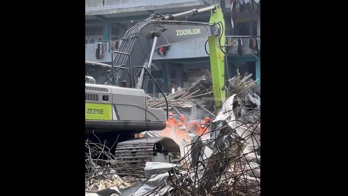 Proses evakuasi korban Ponpes Al-Khoziny yang ambruk. 