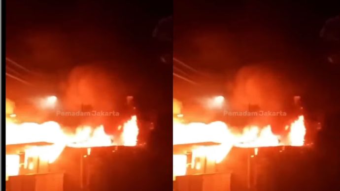 (Sabtu, 4 Oktober 2025)&mdash;Rumah makan di Jalan Sasak III, RT.03/RW.08, Kelurahan Kelapa Dua, Kecamatan Kebon Jeruk, Jakarta Barat dilaporkan terbakar.