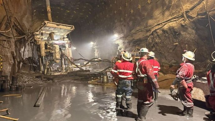 Proses evakuasi 7 pekerja kontraktor tambang Freeport Indonesia yang terjebak longsor di tambang Grasberg, Papua Tengah. (Foto: Dok/Istimewa)