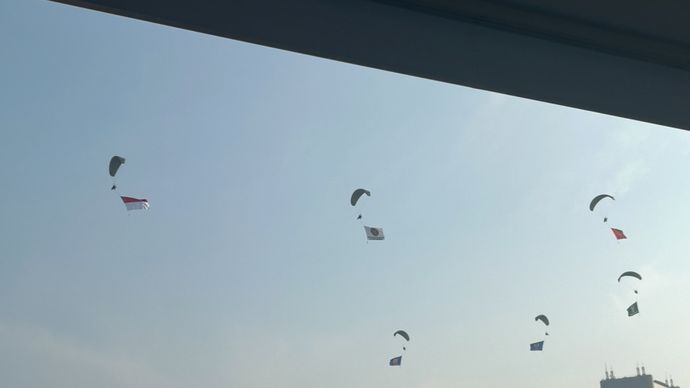 Sebanyak 80 prajurit Tentara Nasional Indonesia (TNI), termasuk pasukan elite Komando Pasukan Khusus (Kopassus) TNI Angkatan Darat, melakukan aksi terjun payung spektakuler di Monas