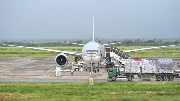 Petugas melakukan bongkar muatan logistik MotoGP dari pesawat Qatar Airways Cargo Boeing 777 di Bandara Internasional Lombok (BIL), Praya, Lombok Tengah, NTB, Selasa (30/9/2025).