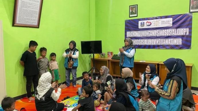 Anak-anak bermain bersama di ruang Pojok Bermain. Dinas Sosial Jawa Timur menyelenggarakan Layanan Dukungan Psikososial (LDP) untuk anak-anak korban lewat Pojok Bermain.
