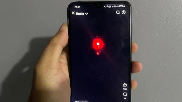 Warga menunjukkan cuplikan video viral terkait fenomena suara dentuman keras disertai kemunculan bola api di langit Cirebon, Jawa Barat, Minggu 5 Oktober 2025. ANTARA/Fathnur Rohman.
