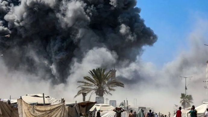 Asap mengepul dari bangunan tempat tinggal yang runtuh setelah serangan udara Israel di Kota Gaza, Palestina (5/9/2025). 