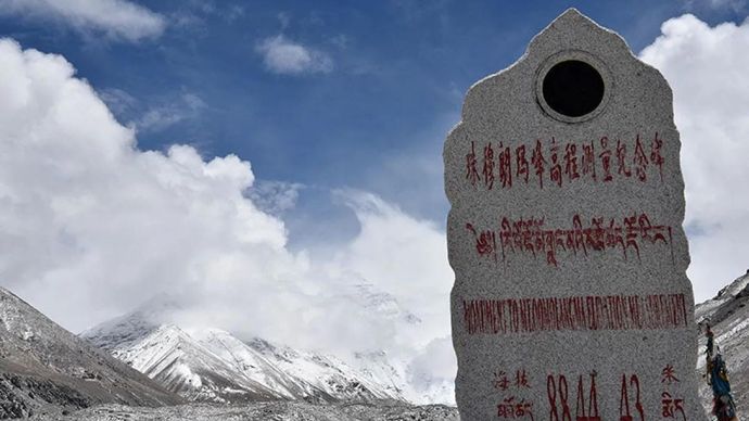 Foto file: Sebuah patok yang menunjukkan ketinggian di lingkungan sekitar Base Camp Everest, tempat perkemahan sederhana di kaki Gunung Everest. ANTARA/REUTERS/ChinaImages/aa. (ChinaImages via Reuters Connect/Xiao Mi)