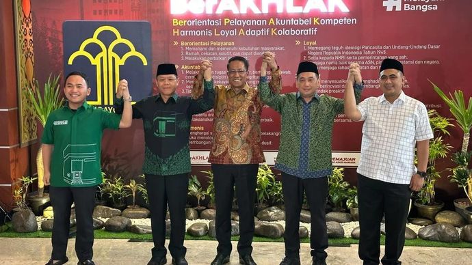 Menteri Hukum Supratman Andi Agtas (tengah) bersama Ketua Umum PPP Muhammad Mardiono (kedua kiri), Wakil Ketua Umum PPP Agus Suparmanto (kanan), Sekretaris Jenderal PPP Taj Yasin Maimoen (kedua kanan), serta Bendahara Umum PPP Imam Fauzan Amir Uskara setelah memberikan keterangan mengenai Surat Keputusan PPP yang baru yang menyatukan dua kubu, di Kantor Kementerian Hukum, Jakarta, Senin 6 Oktober 2025. (ANTARA/Rio Feisal)