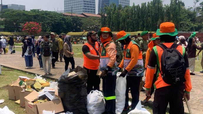 DLH DKI Jakarta Angkut 126,65 Ton Sampah Usai Perayaan HUT ke-80 TNI di Monas