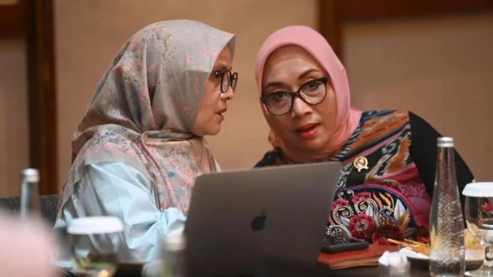 Menteri Pemberdayaan Perempuan dan Perlindungan Anak Arifah Fauzi (kanan) berbincang dengan Sekretaris Menteri PPPA Titi Eko Rahayu di sela-sela acara penyusunan Renstra KemenPPPA 2025&ndash;2029, di Jakarta. 