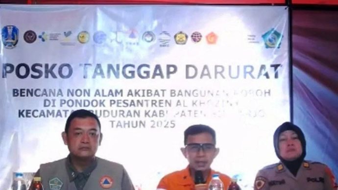 Tangkapan layar - Direktur Operasi Basarnas Yudhi Bramantyo (tengah) memberikan keterangan terkait perkembangan operasi SAR santri korban bangunan pondok pesantren Al Khoziny Buduran, Sidoarjo, Jawa Timur yang roboh, Senin 6 Oktober 2025. ANTARA/M Riezko Bima Elko Prasetyo/am.