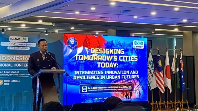 Menteri Koordinator Bidang Infrastruktur dan Pembangunan Kewilayahan Agus Harimurti Yudhoyono (AHY) berbicara dalam The 54th Earoph Regional Conference di Jakarta, Senin (6/10/2025).