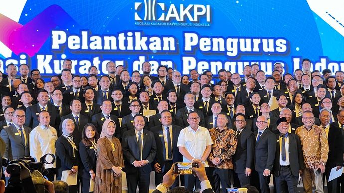 Wamenko Kumham Imipas Otto Hasibuan berfoto bersama jajaran pengurus baru AKPI. 