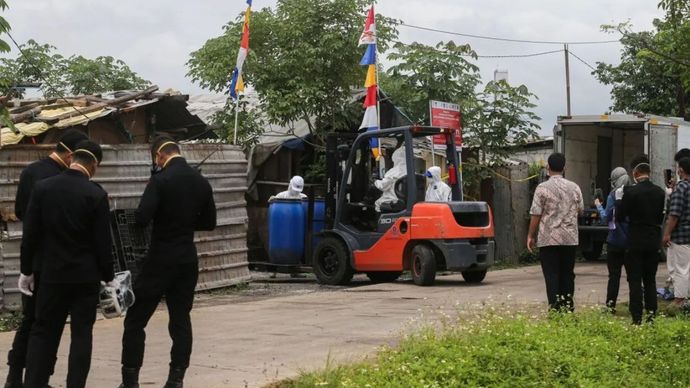 Tim Khusus Pelaksana melakukan dekontaminasi terhadap temuan yang tercemar radiasi Cesium-137 (Cs-137) di Kawasan Industri Modern Cikande, Kabupaten Serang, Banten, Kamis (2/10/2025). Pemerintah menetapkan Kawasan Industri Modern Cikande dengan status kejadian khusus cemaran radiasi Cs-137 setelah dua pekan terakhir Satgas Penanganan Radiasi Cesium-137 bekerja intensif di lapangan, sementara seluruh aktivitas di dalam kawasan kini sepenuhnya di bawah kendali satgas sebagai langkah strategis untuk memastikan penanganan yang menyeluruh, terukur dan aman bagi lingkungan serta kesehatan publik. 