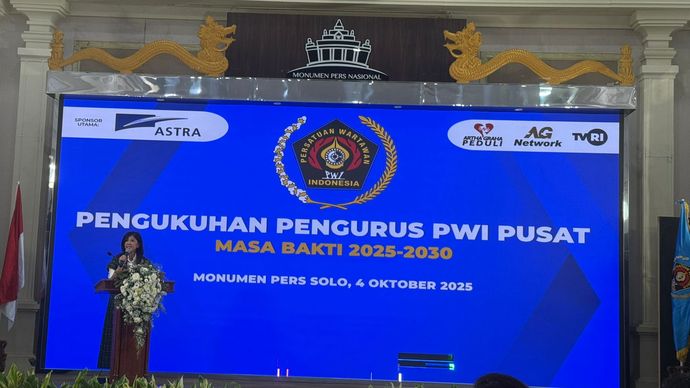 Menteri Komunikasi dan Digital (Menkomdigi) Meutya Hafid menghadiri pengukuhan Pengurus PWI Pusat periode 2025&ndash;2030 di Solo, Jawa Tengah. 