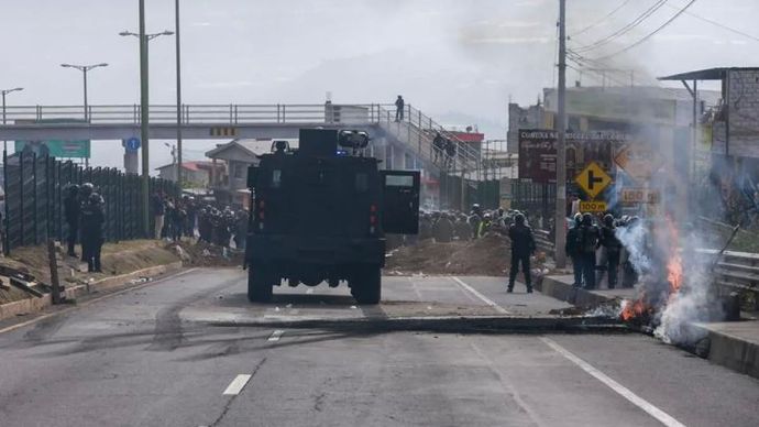 Angkatan bersenjata Ekuador dan polisi nasional menjaga ketertiban di jalan di Quito, Ekuador, 16 September 2025.