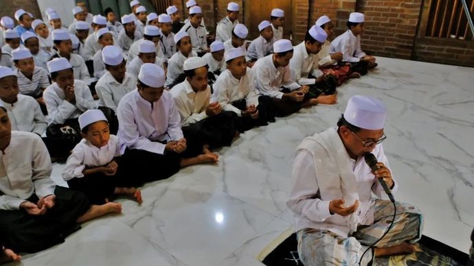 Sejumlah santri melaksanakan doa bersama untuk korban meninggal ambruknya mushalla Ponpes Al Khoziny Sidoarjo di masjid kompleks Pondok Pesantren Tahfidz Tebuireng 16 Wadas, Kandangan, Temanggung, Jawa Tengah, Minggu (5 Oktober 2025). Kegiatan shalat ghaib dan doa bersama sebagai wujud solidaritas dan keprihatinan sesama santri tersebut untuk mendoakan agar korban meninggal mendapat husul khotimah, korban luka segera sembuh dan tim SAR diberi kelancaran dalam proses evakuasi musibah ambruknya mushalla ponpes Al Khoziny Sidoarjo. ANTARA FOTO/Anis Efizudin/foc. 