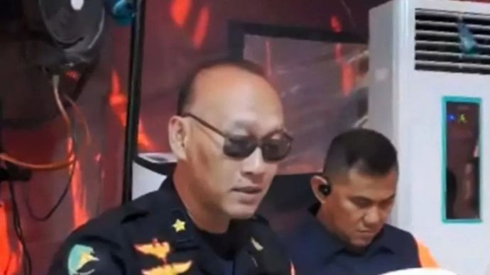 Tangkapan layar - Ketua tim sektoral untuk operasi SAR dari DVI Polda Jatim, Komisaris Polisi Navran (kiri) memberikan keterangan terkait identifikasi santri korban bangunan pondok pesantren Al Khoziny Buduran, Sidoarjo, Jawa Timur yang roboh, Senin (6/10/2025).