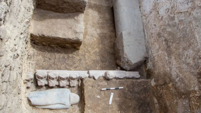 Foto yang tidak bertanggal ini menunjukkan artefak digali di sebuah makam seorang pangeran Mesir di nekropolis Saqqara, selatan Kairo, Mesir.