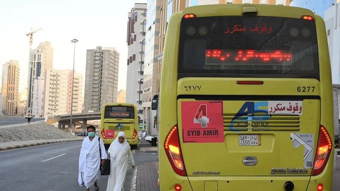Arsip - Jamaah haji Indonesia berjalan di samping bus Shalawat di kawasan Syisyah, Makkah, Arab Saudi, Selasa (10/6/2025).