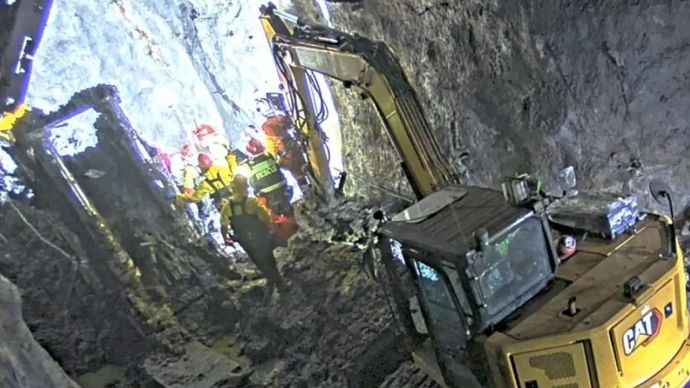 PT Freeport Indonesia mengerahkan peralatan berat untuk mengevakuasi jenazah para pekerja yang terjebak di area longsoran material basah di tambang bawah tanah Grasberg Block Cave (GBC) Tembagapura, Mimika, Papua Tengah. ANTARA/HO-PT Freeport Indonesia