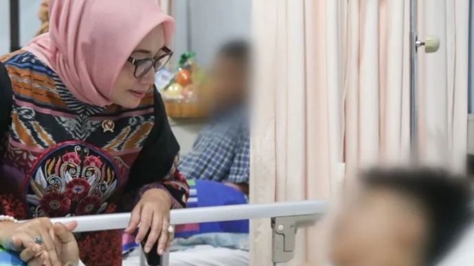 Menteri Pemberdayaan Perempuan dan Perlindungan Anak Arifah Fauzi menemui anak yang menjadi korban luka di RSUD R.T. Notopuro Sidoarjo. Korban mengalami luka-luka akibat ambruknya bangunan Pondok Pesantren Al Khoziny di Sidoarjo, Jawa Timur. ANTARA/HO-KemenPPPA