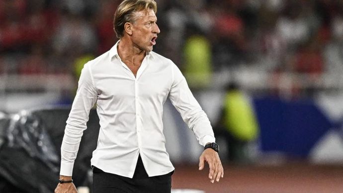 Arsip - Pelatih Timnas Arab Saudi Herve Renard mengamati permainan anak asuhnya saat melawan Timnas Indonesia pada pertandingan Grup C putaran ketiga Kualifikasi Piala Dunia 2026 Zona Asia di Stadion Utama Gelora Bung Karno, Senayan, Jakarta, Selasa 19 November 2024. ANTARA FOTO/Aprillio Akbar/foc.