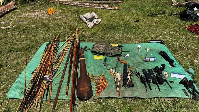 Barang bukti yang ditemukan pasukan TNI di markas OPM pimpinan Purom Okan Wenda. 