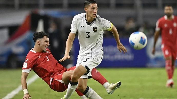Pesepak bola Timnas Indonesia Jay Noah Idzes (kanan) berebut bola dengan pesepak bola Timnas Lebanon Khoder Khaled Kaddour (kiri) dalam FIFA Matchday di Stadion Gelora Bung Tomo, Surabaya, Jawa Timur, Senin 8 september 2025. ANTARA FOTO/Sigid Kurniaw