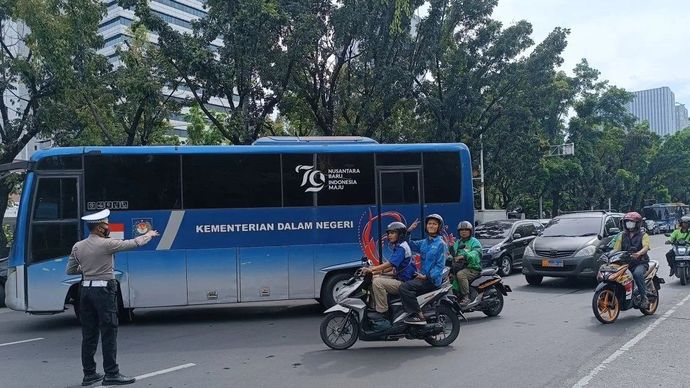 Petugas saat mengalihkan kendaraan untuk tidak melalui Jalan Medan Merdeka Selatan, Selasa, 7 Oktober 2025. ANTARA/Khaerul Izan 
