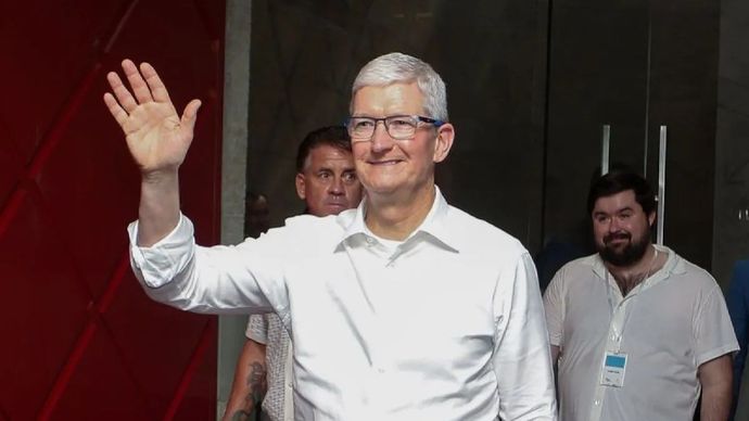 CEO Apple, Tim Cook melambaikan tangan setibanya di Apple Developer Academy di Green Office Park, BSD, Kabupaten Tangerang, Banten, Rabu (17 April 2024). ANTARA FOTO/Muhammad Iqbal/wpa/am.
