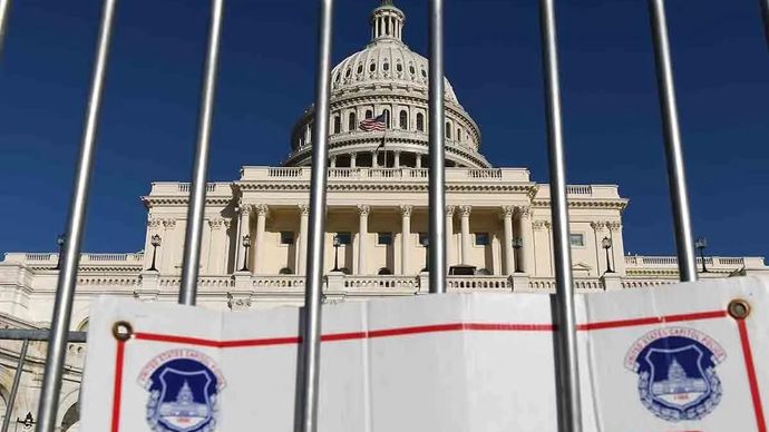 Papan pengumuman terlihat di depan Gedung Capitol, Washington DC, Amerika Serikat, 6 Oktober 2025. (ANTARA FOTO/Xinhua/Li Rui/rwa)