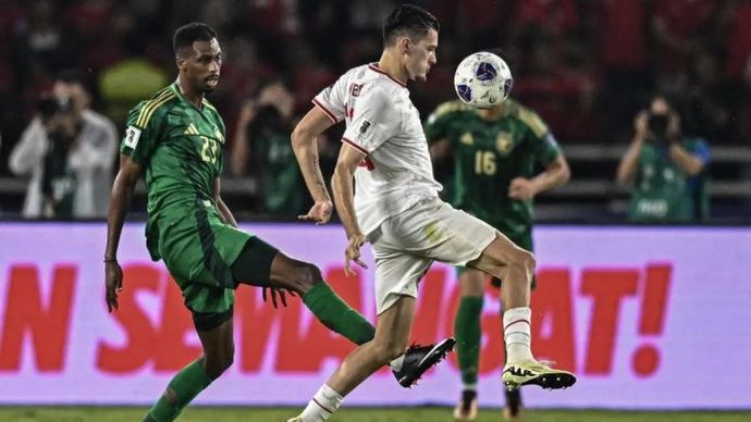 Arsip - Pesepak bola Timnas Indonesia Justin Hubner (kanan) berebut bola dengan pesepak bola Timnas Arab Saudi Mohammed Kanno (kiri) pada pertandingan Grup C putaran ketiga Kualifikasi Piala Dunia 2026 Zona Asia di Stadion Utama Gelora Bung Karno, Senayan, Jakarta, Selasa 19 November 2024. ANTARA FOTO/Aprillio Akbar/Lmo/Spt.