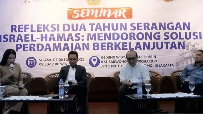 Tangkapan layar Peneliti Pusat Riset Politik BRIN, Nostalgiawan Wahyudi (dua kiri) dalam seminar &ldquo;Refleksi Dua Tahun Serangan Israel-Hamas&rdquo; yang disaksikan secara daring di Jakarta, Selasa (7/10/2025). 
