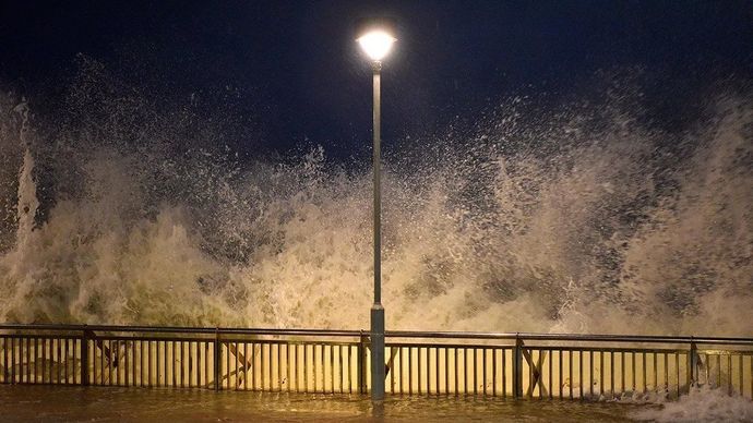 Gelombang ombak saat badai ragasa menghantam pantai di Hong Kong, China (23 September 2025). ANTARA/Xinhua/Chen Duo/aa. 
