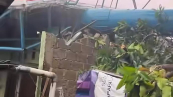 Papan reklame ambruk akibat hujan deras disertai angin kencang di Tangsel. 
