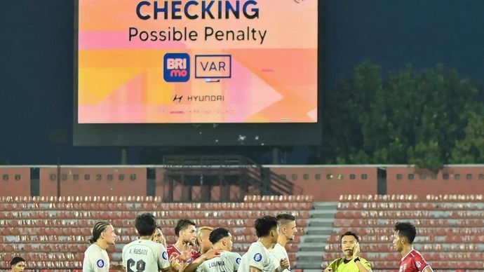 Wasit Naufal Adya Fairuski (kedua kanan) berkomunikasi dengan wasit VAR saat pertandingan Liga 1 2024/2025 antara Bali United melawan Madura United yang berakhir dengan skor 2-0 untuk Madura United di Stadion Kapten I Wayan Dipta, Gianyar, Bali, Sabtu 17 Mei 2025. ANTARA FOTO/Fikri Yusuf/rwa/aa.