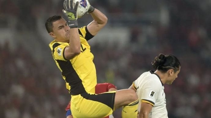 Arsip - Penjaga gawang Timnas Indonesia Emil Audero (kiri) menangkap bola dengan dibayangi pesepak bola Timnas China Zhang Yuning (kanan) pada pertandingan Kualifikasi Piala Dunia 2026 putaran ketiga Grup C di Stadion Utama Gelora Bung Karno, Jakarta, Kamis (5/6/2025)