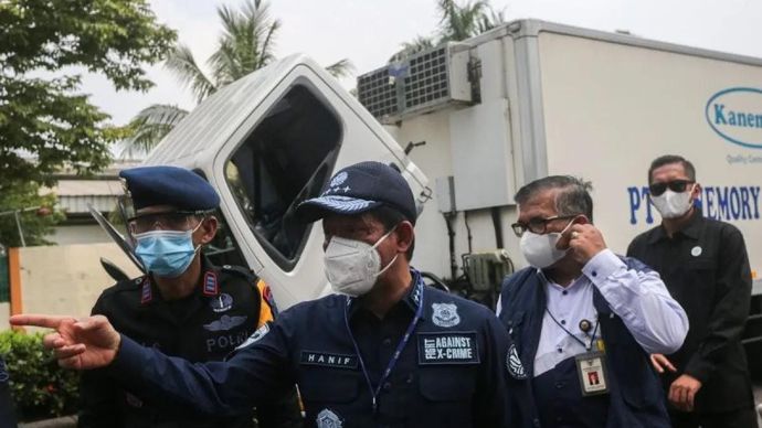 Menteri Lingkungan Hidup/Kepala Badan Pengendalian Lingkungan Hidup Hanif Faisol Nurofiq (kedua kiri) meninjau kendaraan yang terkontaminasi cemaran Cesium-137 di Kawasan Industri Modern Cikande, Kabupaten Serang, Banten, Selasa 7 Oktober 2025. ANTAR