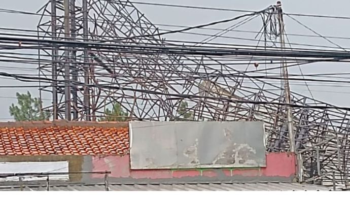 Tangsel Hujan Badai, Papan Reklame Rubuh