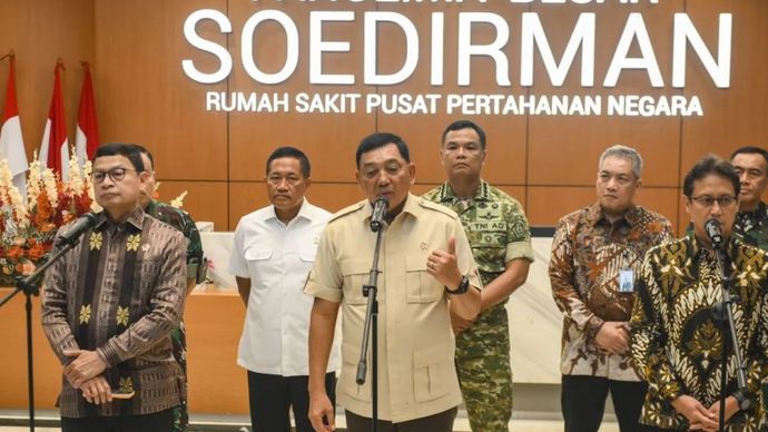 Menteri Pertahanan Sjafrie Sjamsoeddin (ketiga kiri) bersama Menteri Kesehatan Budi Gunadi Sadikin (kanan) dan Kepala BPOM Taruna Ikrar (kiri) didampingi Wamenhan Donny Ermawan Taufanto (kedua kiri) dan Wakil Panglima TNI Jenderal TNI Tandyo Budi Revita (ketiga kiri) memberikan keterangan usai melakukan pertemuan di RSPPN Panglima Besar Soedirman, Jakarta, Selasa (7/10/2025). Pertemuan tersebut dalam rangka koordinasi dan konsultasi teknis kerja sama rumah sakit dan pengembangan farmasi antara Kementerian Pertahanan, Kementerian Kesehatan, dan BPOM.