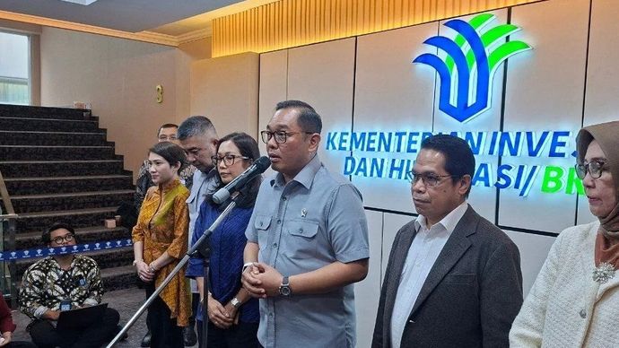 Wakil Menteri (Wamen) Investasi dan Hilirisasi/Badan Koordinasi Penanaman Modal (BKPM) Todotua Pasaribu menyampaikan keterangan kepada awak media dalam konferensi pers di Jakarta, Selasa, 7 Oktober 2025. (ANTARA/Aji Cakti) 