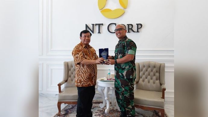 Presiden Komisaris NT Corporation Nurdin Tampubolon memberikan cenderamata atau kenang-kenangan kepada Danpussiberad Brigjen TNI Fransiscus Ari Susetio saat berkunjung ke Nusantara TV