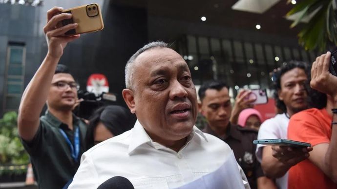 Mantan Bendahara Umum Asosiasi Muslim Penyelenggara Haji dan Umrah Republik Indonesia (Amphuri) Muhammad Tauhid Hamdi (tengah) berjalan usai menjalani pemeriksaan di Gedung Merah Putih KPK, Jakarta, Jumat (19/9/2025). Muhammad Tauhid Hamdi diperiksa sebagai saksi dalam kasus dugaan korupsi dalam penentuan kuota haji untuk penyelenggaraan ibadah haji di Kementerian Agama tahun 2023-2024. ANTARA FOTO/Indrianto Eko Suwarso/YU