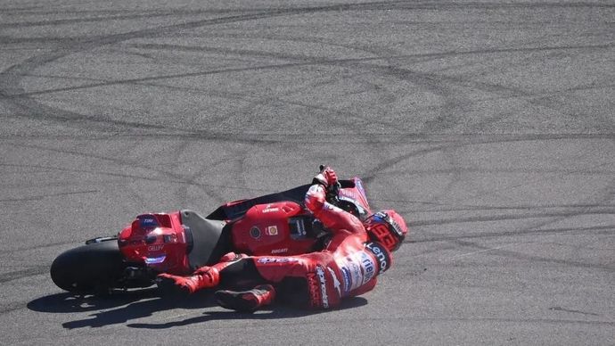 Pembalap Ducati Lenovo Team Marc Marquez terjatuh dalam sesi practice MotoGP Indonesia 2025 di tikungan 11 Sirkuit Internasional Pertamina Mandalika, Lombok Tengah, Nusa Tenggara Barat, Jumat (3/10/2025). Pembalap Aprilia, Marco Bezzecchi, menjadi yang tercepat dalam sesi tersebut dengan catatan waktu tercepat satu menit 29,240 detik, sementara pembalap BK8 Gresini Racing MotoGP Fermin Aldeguer berada di peringkat dua dengan cacatan waktu 0,408 detik lebih lambat dari Bezzecchi. ANTARAFOTO/Aditya Pradana Putra/YU