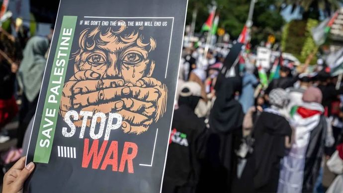 Arsip foto - Peserta yang tergabung dalam Global Peace Convoy membawa poster dukungan saat aksi mengawal Global Sumud Flotilla di depan Kedutaan Besar Amerika Serikat, Jakarta, Jumat (3/10/2025). Aksi tersebut menuntut pembebasan para aktivis Global Sumud Flotilla (GSF) dalam misi kemanusiaan internasional yang dicegat angkatan laut Israel di perairan internasional saat menuju Gaza, Palestina. 