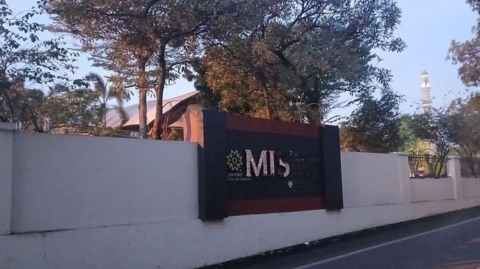 Lokasi sekolah Mentari Internasional School (MIS) di Pondok Aren, Tangerang Selatan (Tangsel) yang mendapat ancaman bom. (ANTARA/Azmi Samsul M)