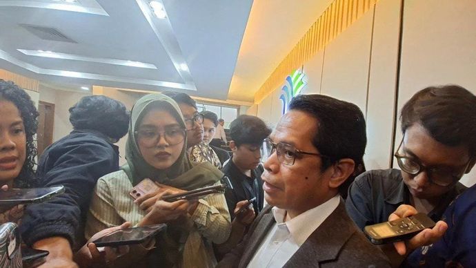Direktur Jenderal (Dirjen) Minyak dan Gas Bumi (Migas) Kementerian ESDM Laode Sulaeman menyampaikan keterangan kepada awak di Jakarta, Selasa 7 Oktober 2025. (ANTARA/Aji Cakti)
