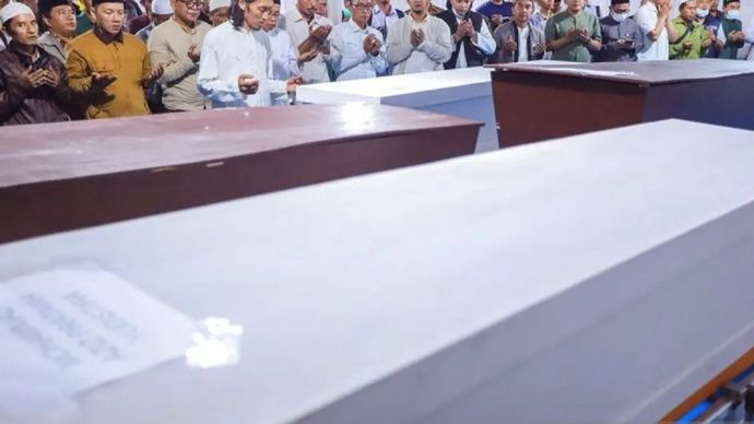 Rekan dan keluarga menggelar tahlil dan doa bersama untuk korban runtuhnya bangunan mushala Pondok Pesantren (Ponpes) Al Khoziny di Rumah Sakit Bhayangkara H.S. Samsoeri Mertojoso, Surabaya, Jawa Timur, Senin (6/10/2025).